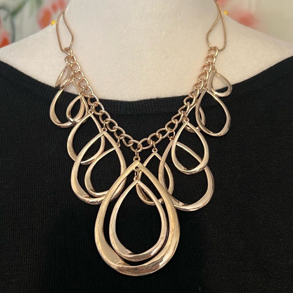 NWT Worthington rose gold colored teardrop loopy necklace